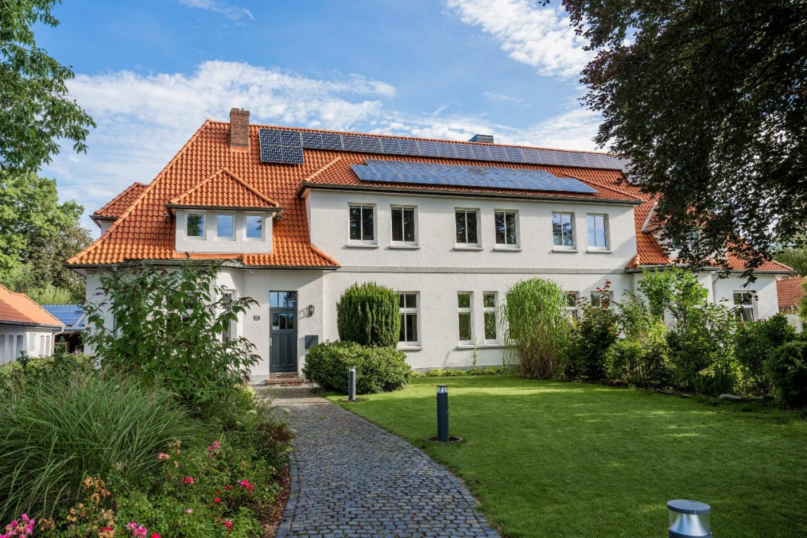 Wurde im Jahr 2021 von der Gemeinde Zetel übernommen, kernsaniert und zum KFW geförderten Effizienzhaus saniert: Der Firmensitz der TEK Tapken Energie Konzepte GmbH & Co. KG in der Urwaldstraße 37 in Zetel. Bild: privat