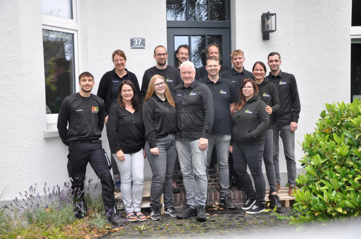 Aus dem Ein-Mann-Betrieb von 2011 ist ein Team von inzwischen 16 Mitarbeiterinnen und Mitarbeiter unterschiedlichster Ausbildungsund Qualifikationsbereiche geworden. Auf dem Foto (hinten von links) zu sehen sind Silke von Waaden, Helge Petersen, Florian Redelfs, Benjamin Schoon, Leonas Willms und Ole Janẞen sowie (vorne von links) Tino Hamacher, Sabrina Hanken, Ike Tapken, Klaus Tapken, Jonas Blanke, Dina Henning und Rieke Wien. Auf dem Foto fehlen Tim Kempe, Sandra Haferkamp und Jan Bökhaus. Bild: privat