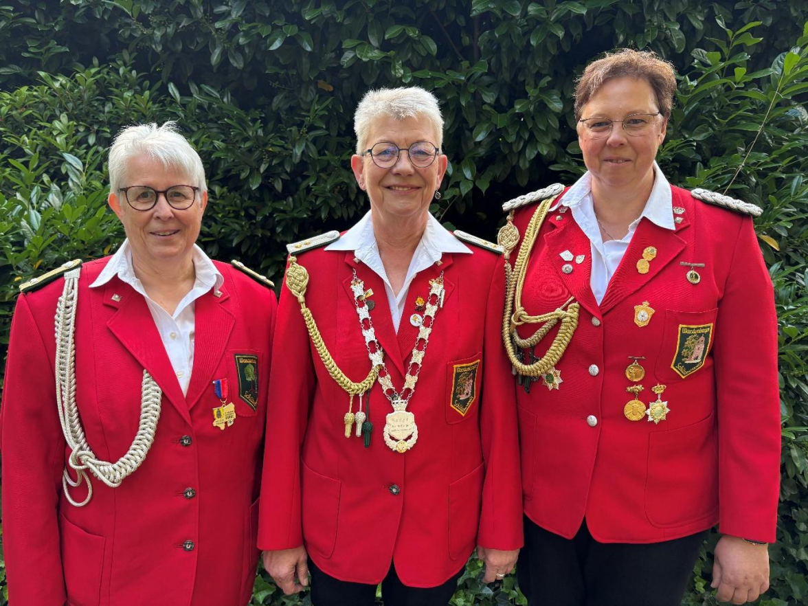 Das Königshaus vom Schützenverein Wardenburg (von links): Gunda Schwarz (2. Adjutantin), Rita Mehl (Königin) und Nicole Hoppe (1. Adjutantin). BILD: Privat
