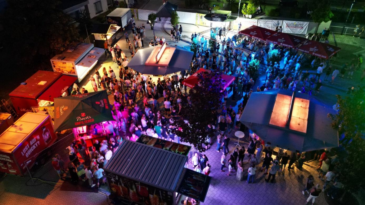 Musik, Tanz und sommerliche Stimmung: Die Huder Sommernacht lockt am Samstagabend zahlreiche Besucher auf den Bahnhofsvorplatz. Foto: NWZ-Archiv