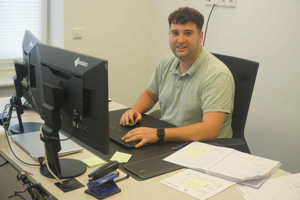 Nach dem erfolgreichen Abschluss seiner Ausbildung gehört Luca Herzberg seit dem 1. Juli 2026 zum Vareler Team der Öffentlichen Versicherungen Oldenburg. Bild: Friedhelm Müller-Düring