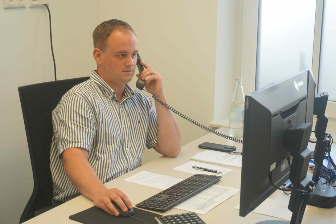 Befindet sich seit dem 1. August 2025 in der Ausbildung zum Kaufmann für Versicherungen und Finanzanlagen: Robin Töben. Bild: Friedhelm Müller-Düring