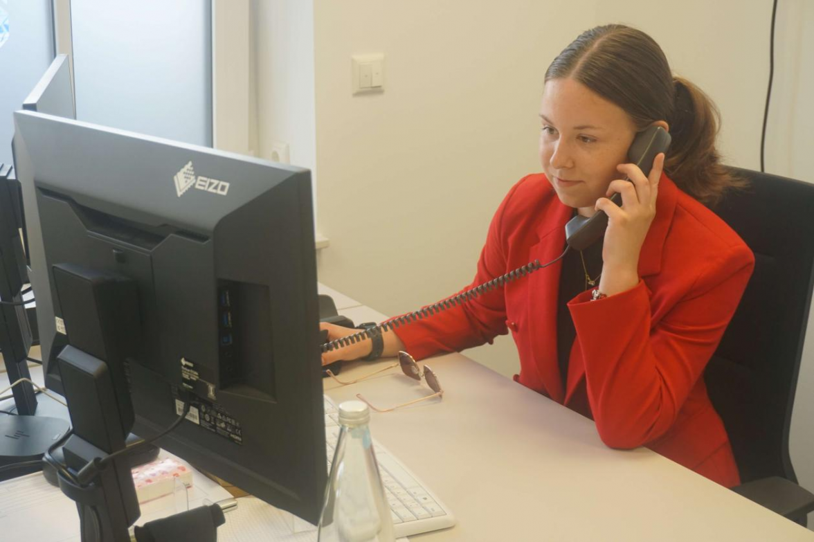 Zum 1. August 2026 beginnt Marie Töben ihre Ausbildung zur Kauffrau für Versicherungen und Finanzanlagen. Zuvor absolvierte sie ein zweijähriges Praktikum in der Vareler Geschäftsstelle. Bild: Friedhelm Müller-Düring