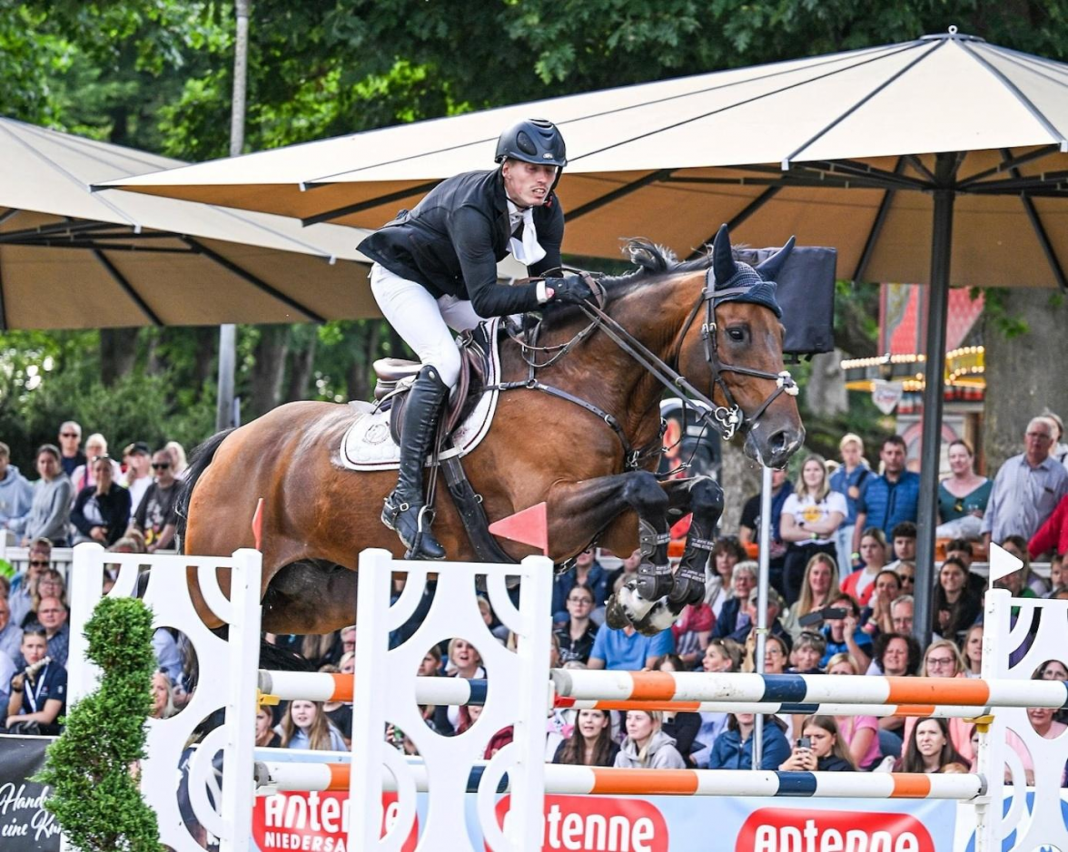 Das Oldenburger Landesturnier bietet vielseitigen Reitund Springsport. Bild: Rennund Reitverein Rastede e.V.
