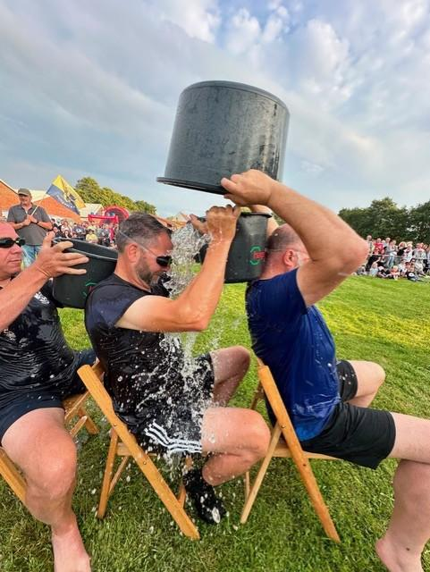 Beim Spiel ohne Grenzen geht es „feucht-fröhlich“ zu. Bilder: Feuerwehr Holtgast