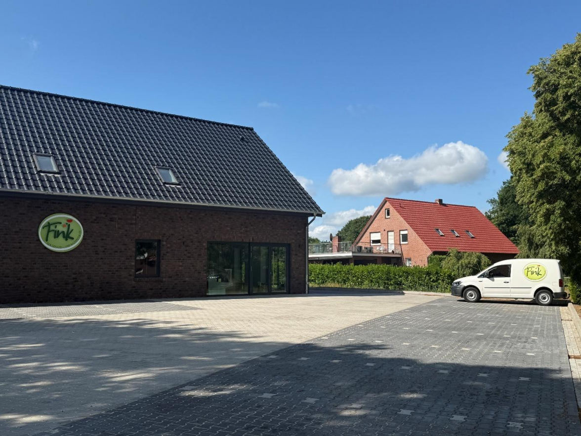 Blick auf den modernen Neubau mit großzügigen Parkplätzen direkt vor dem Gebäude. BILD: Imke Janssen