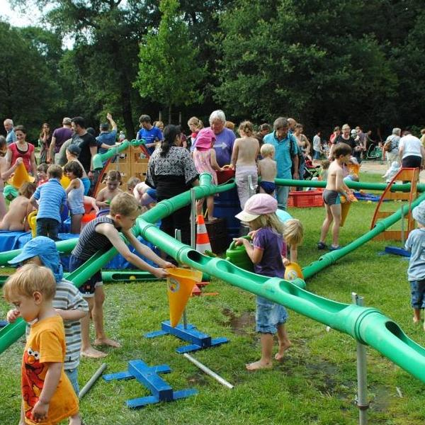 Eine Wasserbaustelle bietet den jungen Besucherinnen und Besuchern Spiel und Spaß auf dem Vorplatz des Urgeschichtlichen Zentrums in der alten Feuerwehr. BILD: Privat