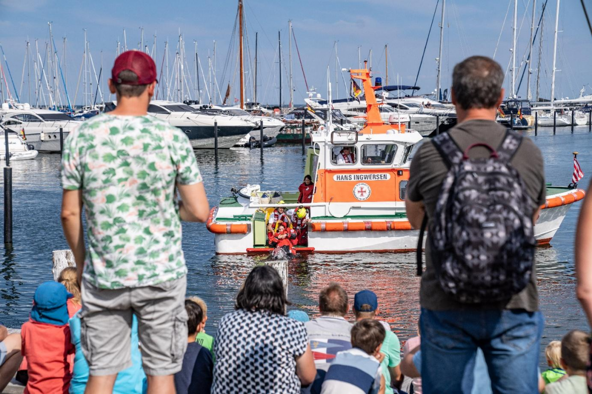 Der Tag der Seenotretter lockt stets viele interessierte Besucher aller Altersklassen an die Stationen.