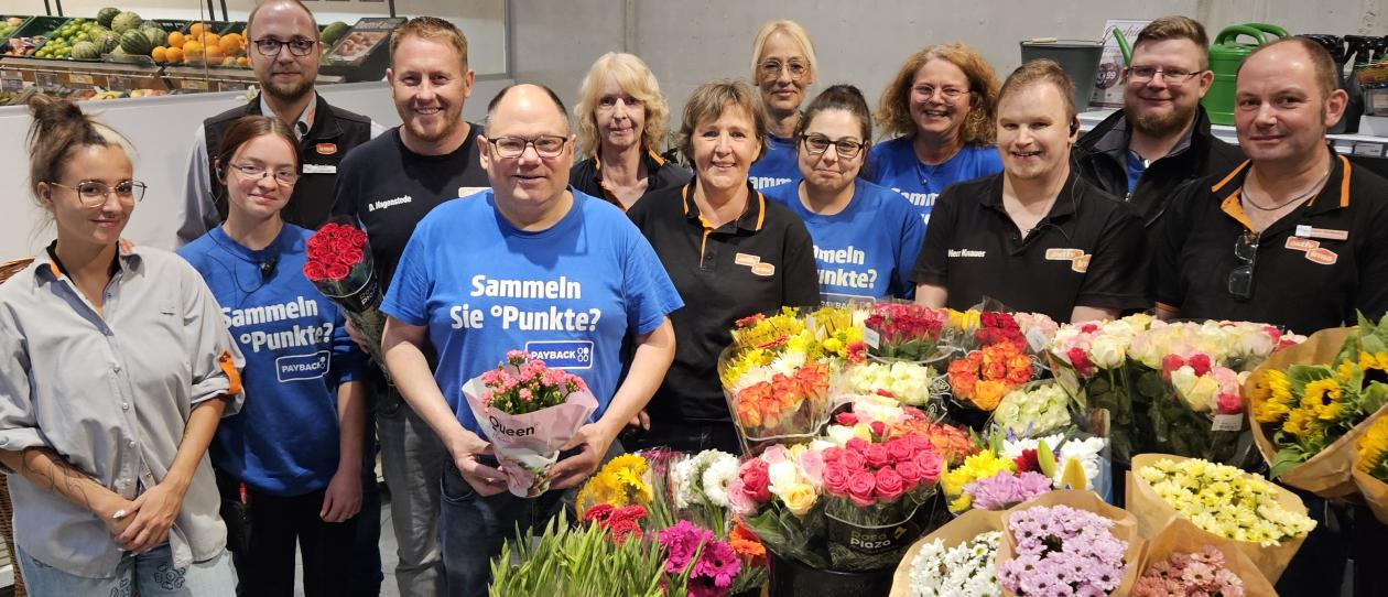 Freuen sich über das Jubiläum: Marktleiter Danny Hagenstede (4. von links) und sein Team. Bild: Melanie Jülisch