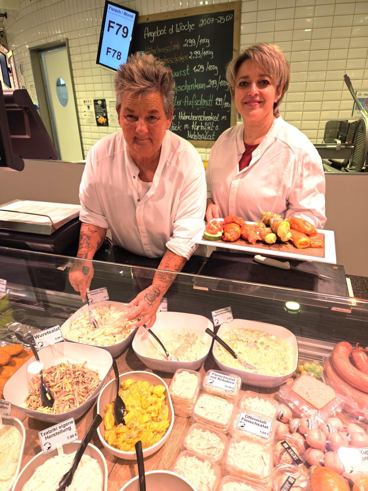 Leckeres, auch für die Grillsaison, gibt's an der Frischetheke vom Kramerhof. Das wissen auch Andrea Lampe-Kruse (links) und Natalie Mehl. Bild: Melanie Jülisch