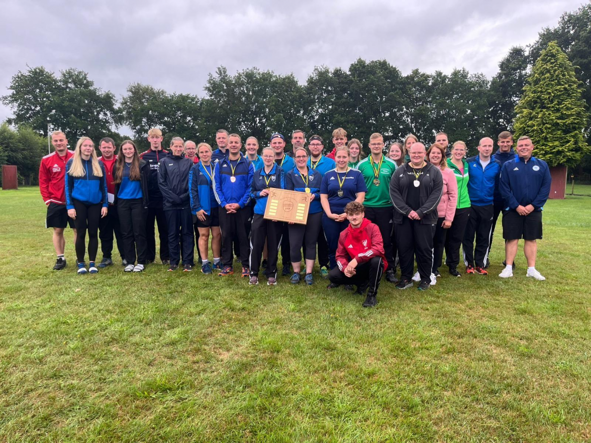 Die glücklichen Gewinnermannschaften des Marathonboßelns aus dem Vorjahr. BILD: KBV „Good Holt“