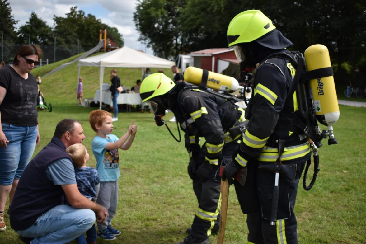 Keine Angst vor "maskierten" Leuten: Die Feuerwehr stellt ihre Arbeit und ihre Fahrzeuge vor.    BILD: Frank Brüling