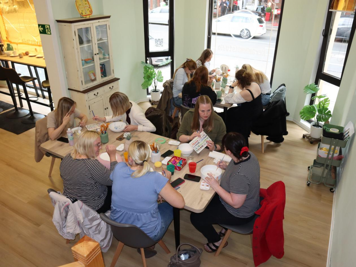 In gemütlicher Runde mit Freunden bei guten Gesprächen Kunstvolles schaffen. Bild: Wolfgang Wittig