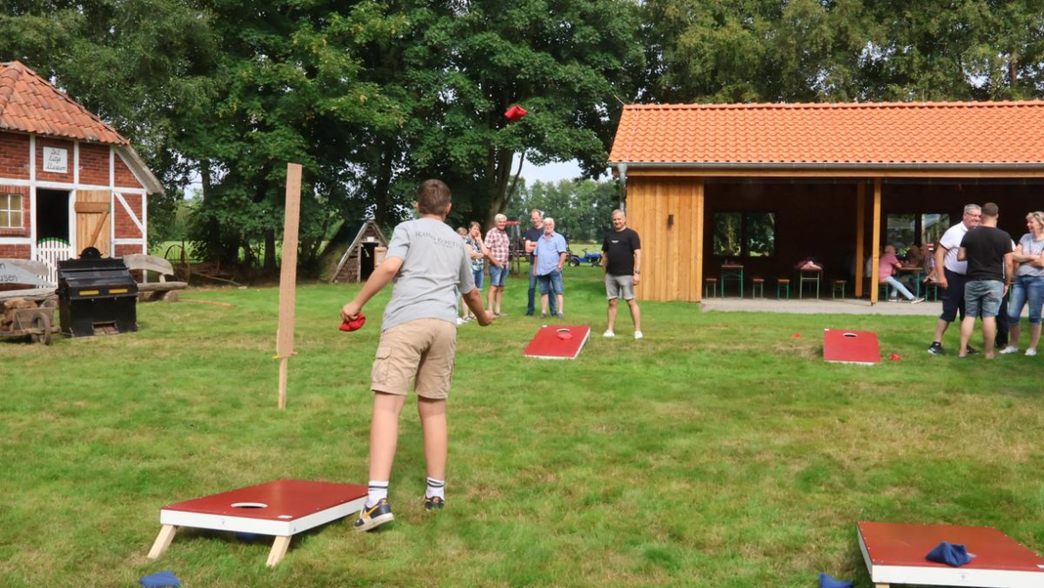 Beim Cornhole-Turnier wird in Zweierteams gespielt.