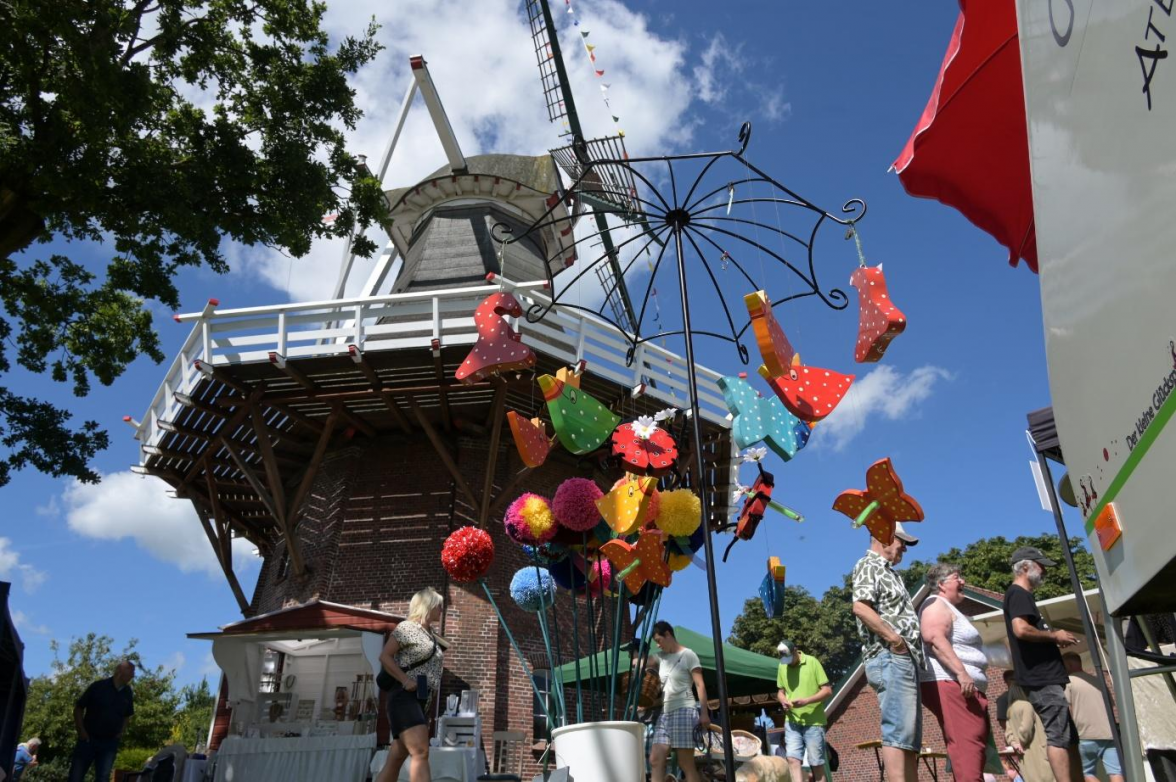 Viele Kunsthandwerker runden das Mühlenfest in Schweindorf mit ihren bunten Angeboten ab. Bilder: Joachim Albers