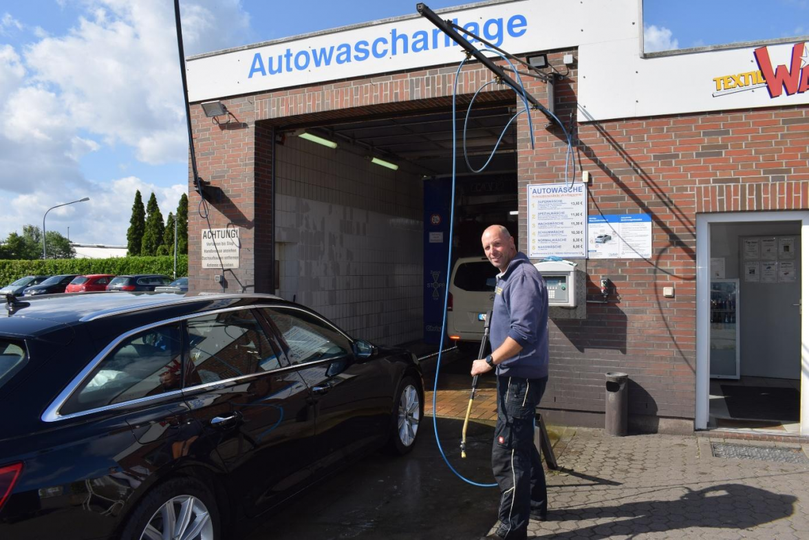 Andreas Schöll während der Profivorwäsche an der Waschanlage. Bild: Melanie Jülisch.