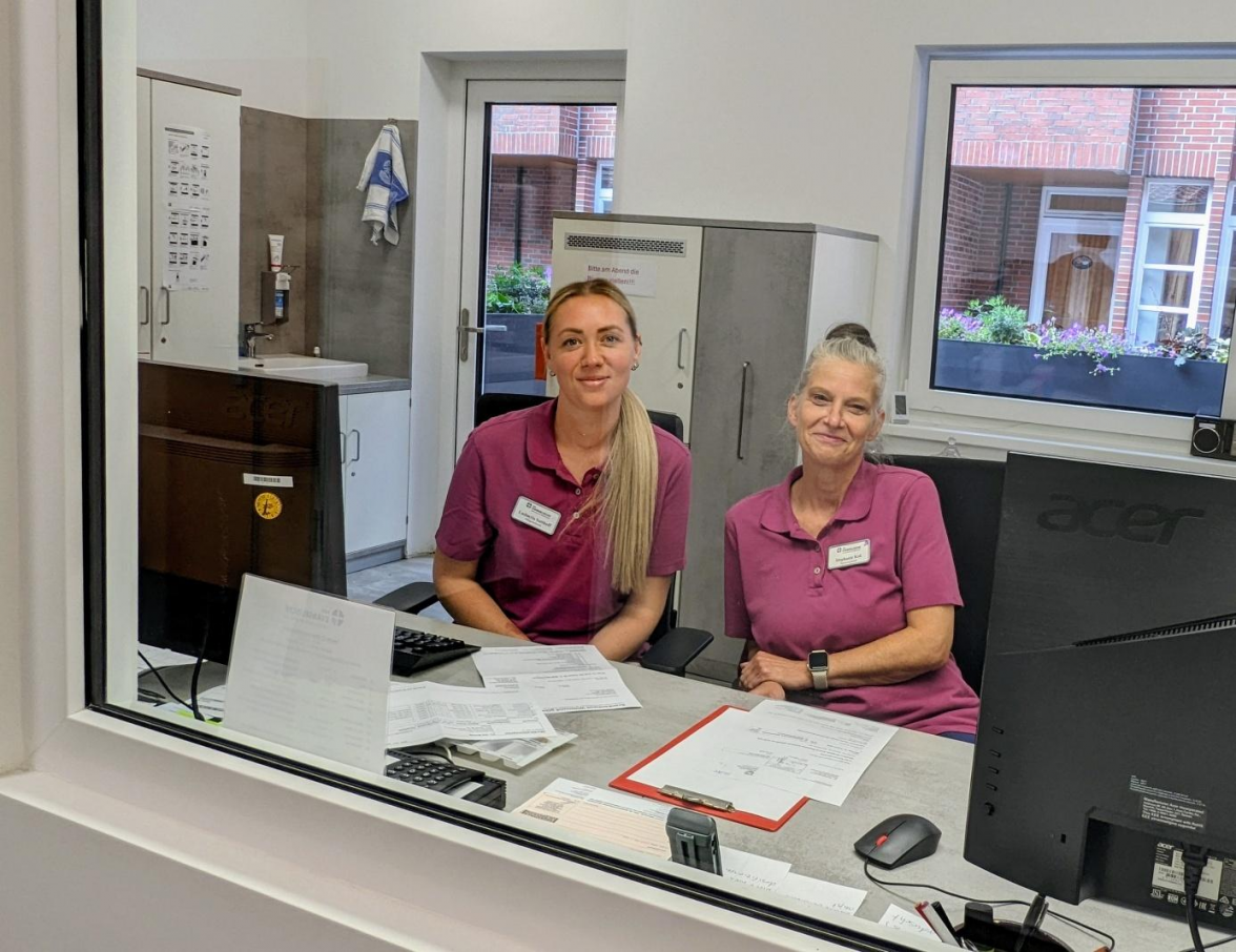 Die beiden Mitarbeiterinnen der Kurzzeitpflege, Ludmyla Satthoff (I.) und Stephanie Kok, freuen sich über ihr neues, schönes Arbeitsumfeld. BILD: Walburg Dittrich