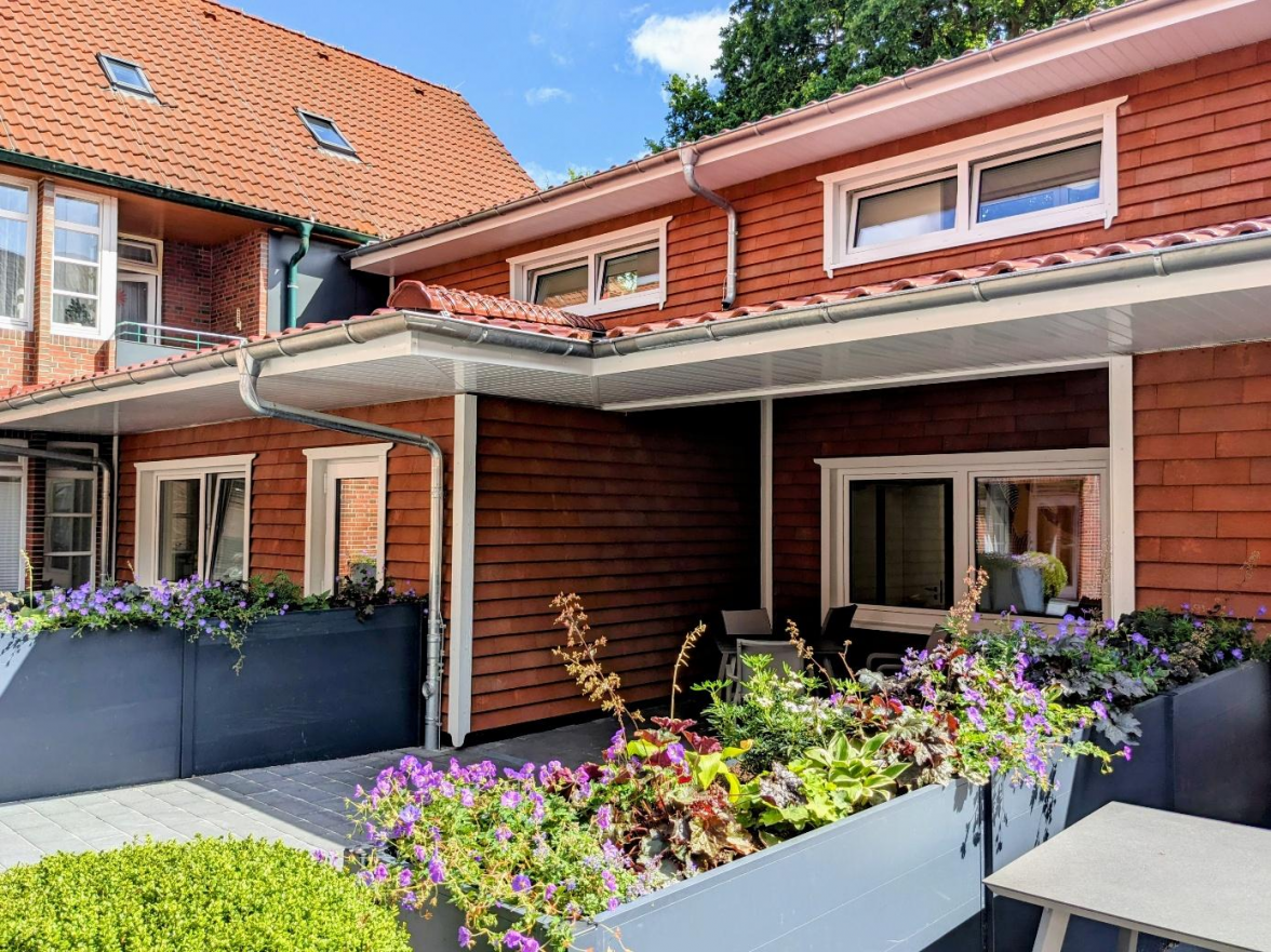 Die neue Kurzzeitpflege bildet baulich ein Bindeglied zwischen den in U-Form angelegten Wohnbereichen. Dadurch entsteht ein schöner, geschützter Innenhof. BILD: Walburg Dittrich