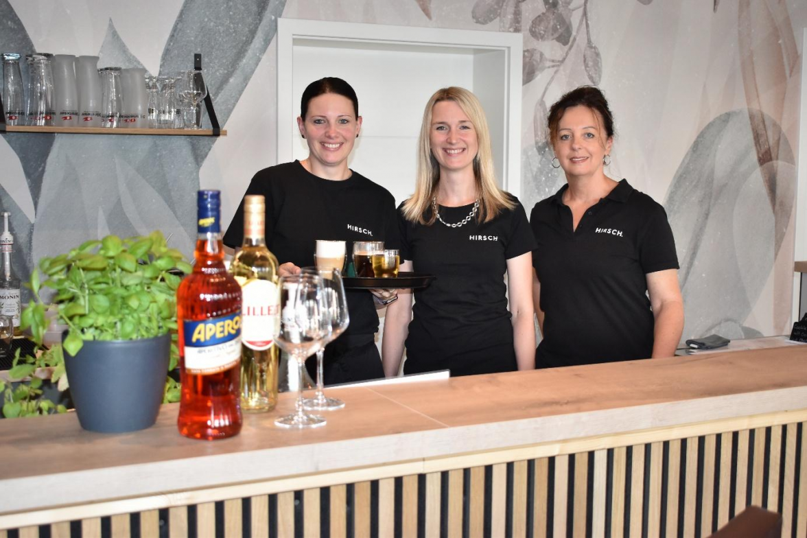 Tatjana Frerichs, Betriebsleiterin Sandra Schoolmann und Grete Meyer (v. l.) sind Teil des freundlichen Café-Hirsch-Teams. BILD: Frank Brüling