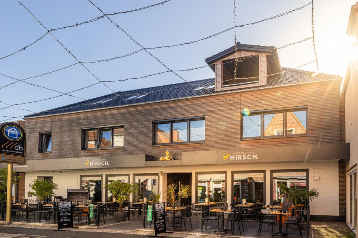 Das Café Hirsch ist in den Räumlichkeiten der früheren Hirsch-Apotheke zu finden. BILD: Café Hirsch