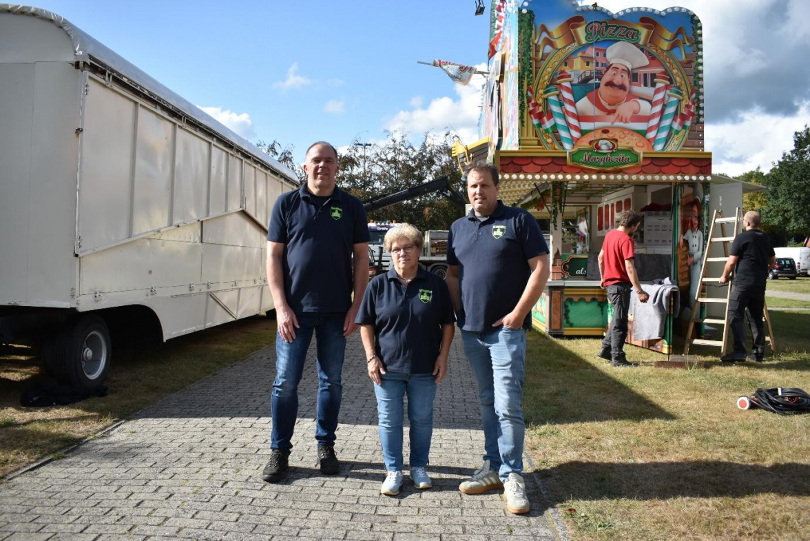 Von links: Georg Löschen, Vorsitzender der Friedeburger Schützen, Mathilde Leichter (Leiterin Damensport) und Platzwart Benjamin Kmieciak beim Aufbau auf dem Schützenplatz. Bild: Frank Brüling