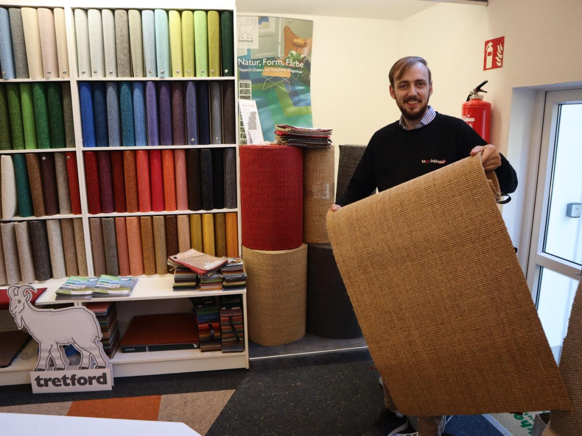 Tim Köpke ist von den schönen Läufern aus Sisal begeistert. Bild: Wolfgang Wittig