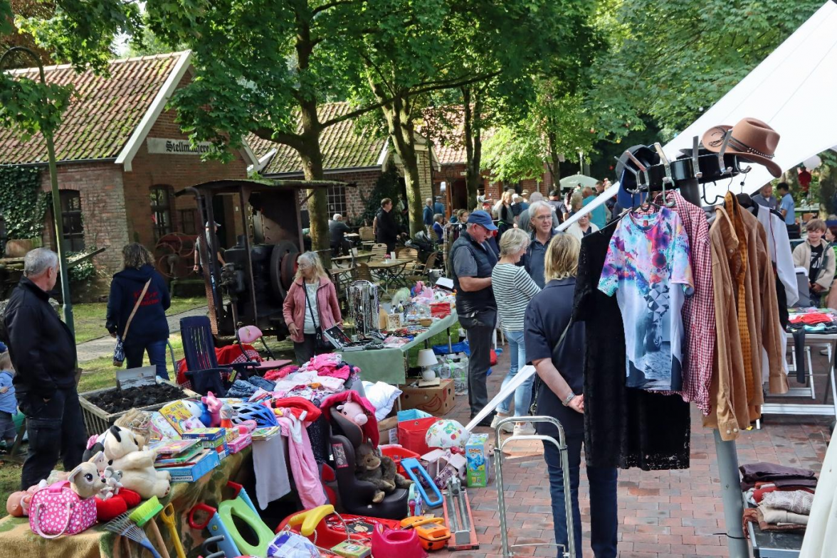 Zahlreiche private Verkäufer nehmen am Familienflohmarkt am Samstagmorgen beim Dörpmuseum teil. BILD: Hans Kleinpoppen