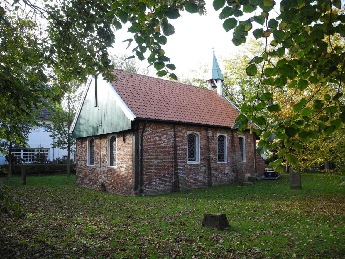 Die alte Inselkirche ist ein Kleinod inmitten des Inseldorfs. Bild: Frank Brüling