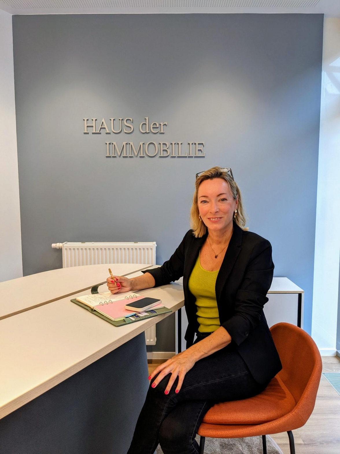 Martina Endres ist als Geschäftsführerin aller GmbH der Volksbank Wilhelmshaven auch „Hausherrin“ im „,Haus der Immobilie“. BILD: Walburg Dittrich