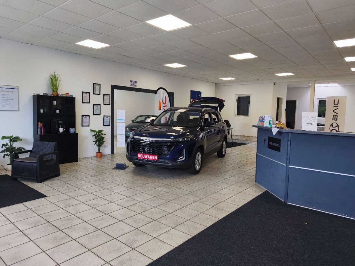 Blick in den Eingangsund den angeschlossenen Verkaufsbereich bei Kfz Service Bartels. BILD: HEIKE GOYERT