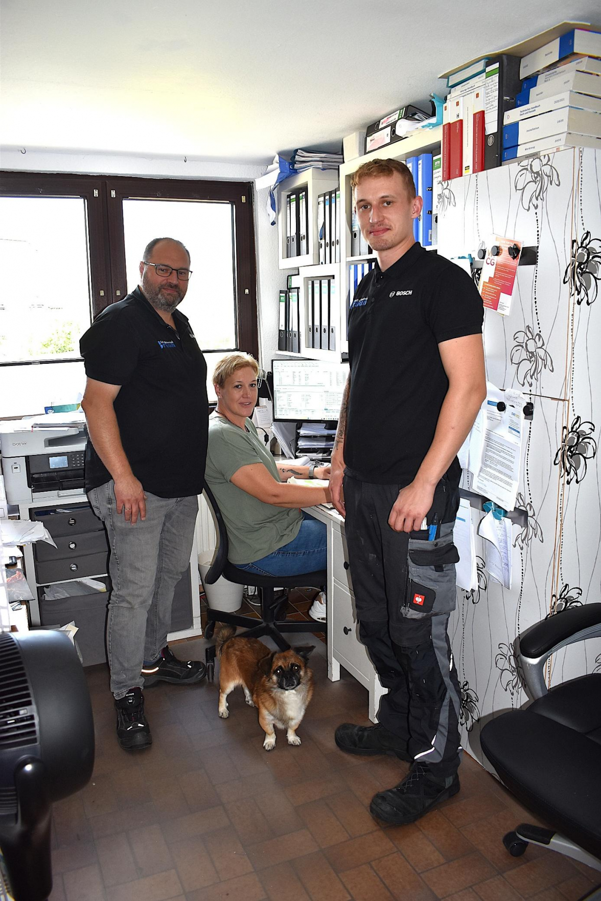 Björn, Anja und Max Braun mit Firmenhund Maxi. Bild: Frank Brüling