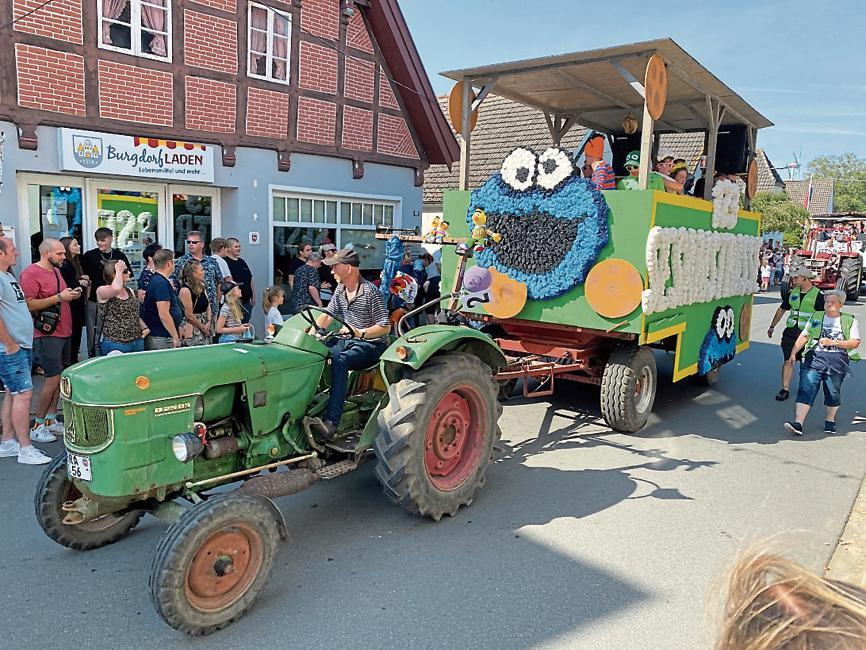 Bunt, kreativ und mittendrin: Der große Festumzug ist jedes Jahr ein Höhepunkt des Ovelgönner Pferdemarktes. BILD: Archiv