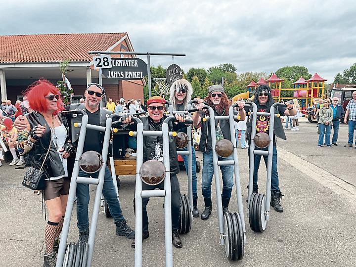 Der Festumzug lockt zahlreiche Besucher an die Straßen von Ovelgönne. BILD: Archiv