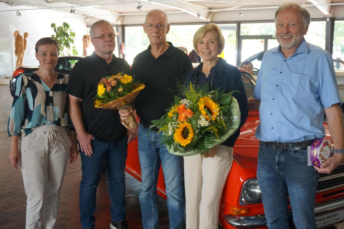 Bernd Weigend (Mitte) blickt als Mitarbeiter der ersten Stunde auf 40 Jahre Betriebszugehörigkeit zurück. Es gratulieren (von links) Maike Hasselder, Jens Hasselder, Nicole Müller und Rainer Müller. Bild: Friedhelm Müller-Düring
