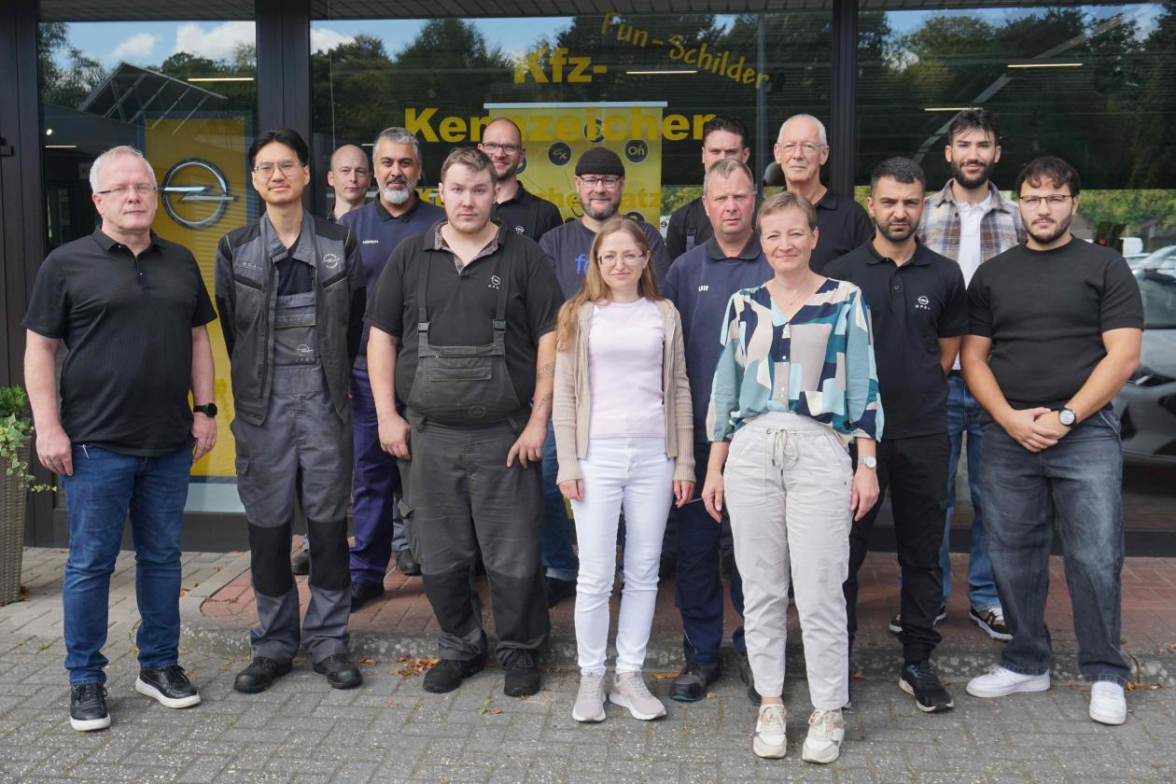 Seit 40 Jahre für die Kundinnen und Kunden mit großer Leidenschaft am Werk: Das Team des Autohauses Müller in Varel. Bild: Friedhelm Müller-Düring