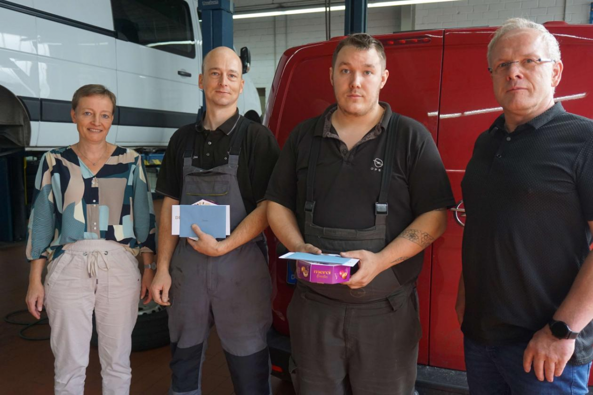 Maike Hasselder (links) und Jens Hasselder (rechts) zeichneten Dennis Bunjes (2. von links) für seine 20-jährige und Linus Meyer für seine 10-jährige Betriebszugehörigkeit aus. Bild: Friedhelm Müller-Düring