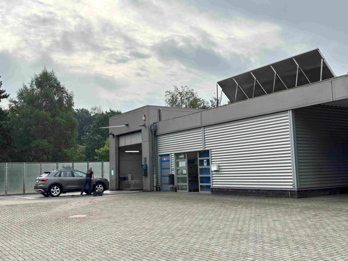 Der Waschpark des Autohauses Müller ist bei Autofahrerinnen und Autofahrensehr beliebt. Geschätzt wird dabei sehr der Service mit einer kompletten Vorwäsche und das abschließende Nachledern. Bild: Friedhelm Müller-Düring