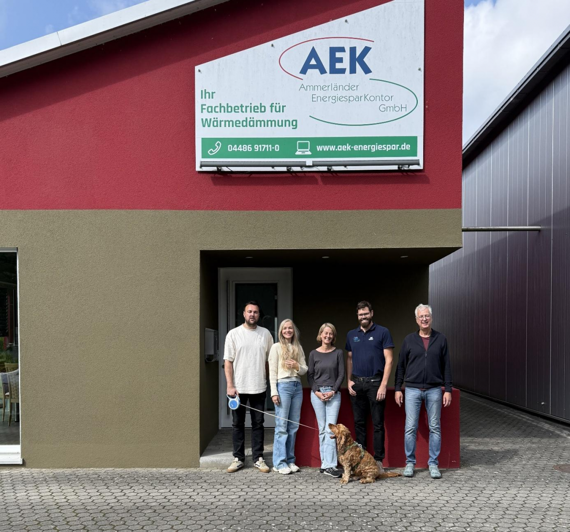Das Büroteam (von links): Nels Mäcken, Christin Stalling, Ulrike Schlesiger, René Franke und Gründer Hartmut Mäcken. Ebenfalls immer dabei ist „Feelgood-Manager“ James. Bilder: AEK