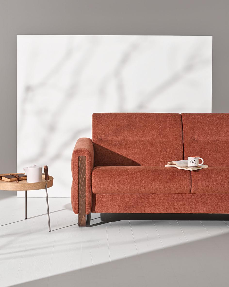 Einrichtungstrend „Goldene Stunde“ schafft eine warme, angenehme Lichtstimmung im Zuhause. BILD: djd/Stressless/Nazanin Hemmati