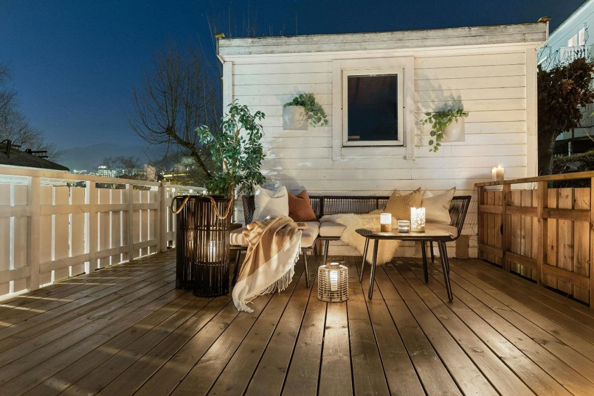 Mit warmem Kerzenlicht, bequemen Sitzmöbeln und natürlichen Materialien wird die Holzterrasse auch an kühlen Herbstabenden zu einer gemütlichen Wohlfühloase. BILD: Alex Tyson/Unsplash