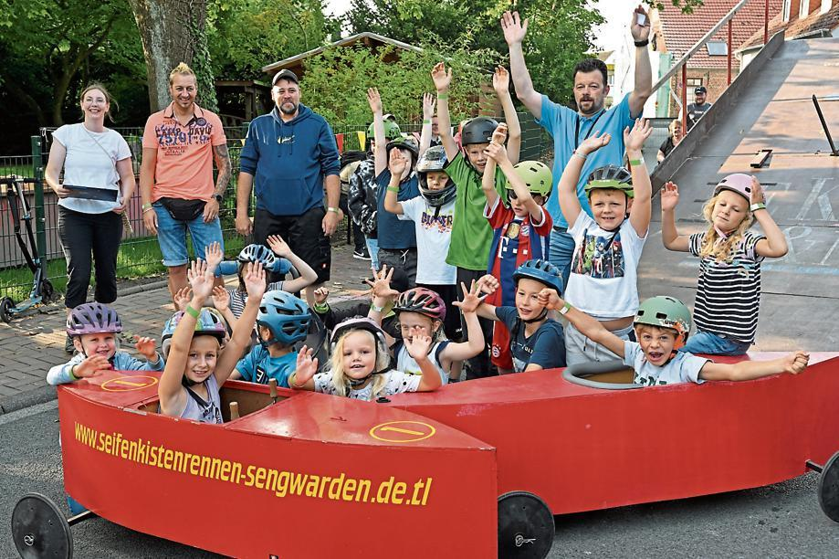 Ein großer Spaß für die Jüngsten ist immer das Seifenkistenrennen, das fester Bestandteil des Sengwarder Marktes ist. Anmeldungen hierfür sind bis kurz vor dem Start noch möglich. BILD: Archiv