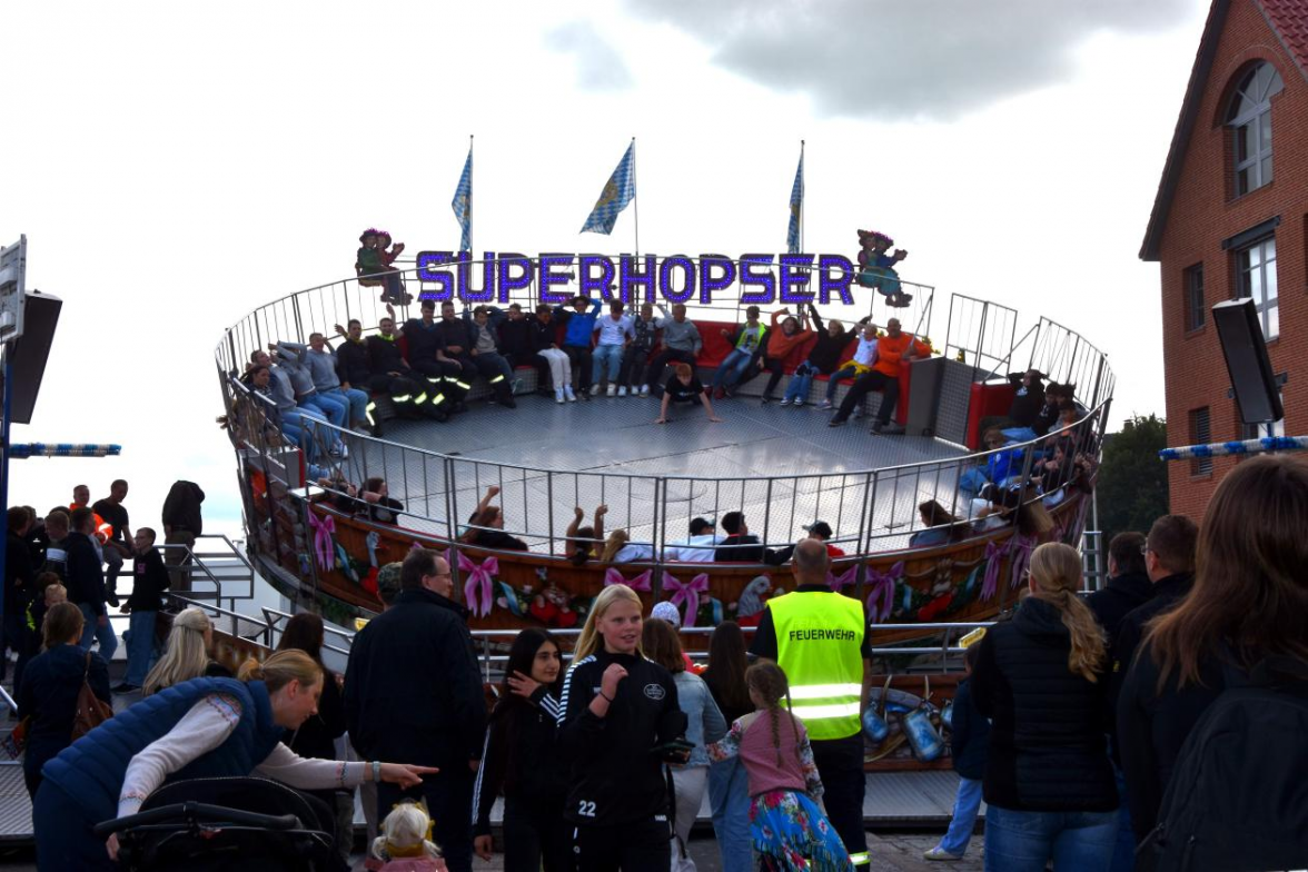 Im „Superhopser“ geht es für die Krammarktbesucher hoch hinaus – Nervenkitzel inklusive. BILD: Archiv