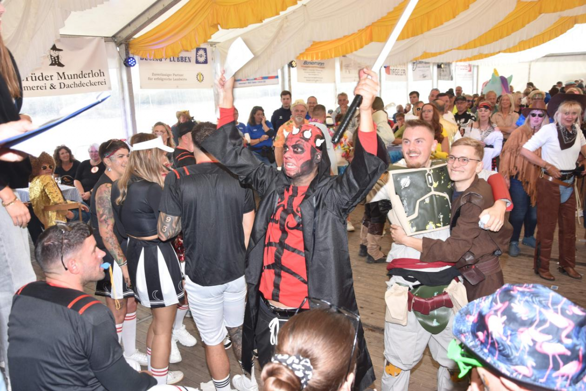Nach dem bunten Markttreiben wird im Festzelt weitergefeiert – mit Musik, Tanz und guter Stimmung. BILD: Archiv