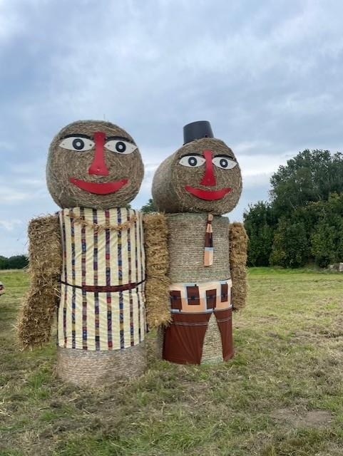 Putzige Rundballenpuppen kündigen das Erntefest in Abens an.