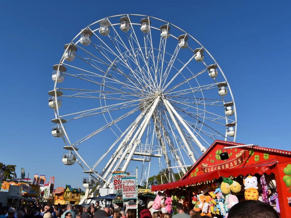 14 Fahrgäste kann das Riesenrad „Lounge 360°“ in 24 Gondeln bis auf 33 Meter über den Marktplatzbefördern. Bild: NWZ-Archiv
