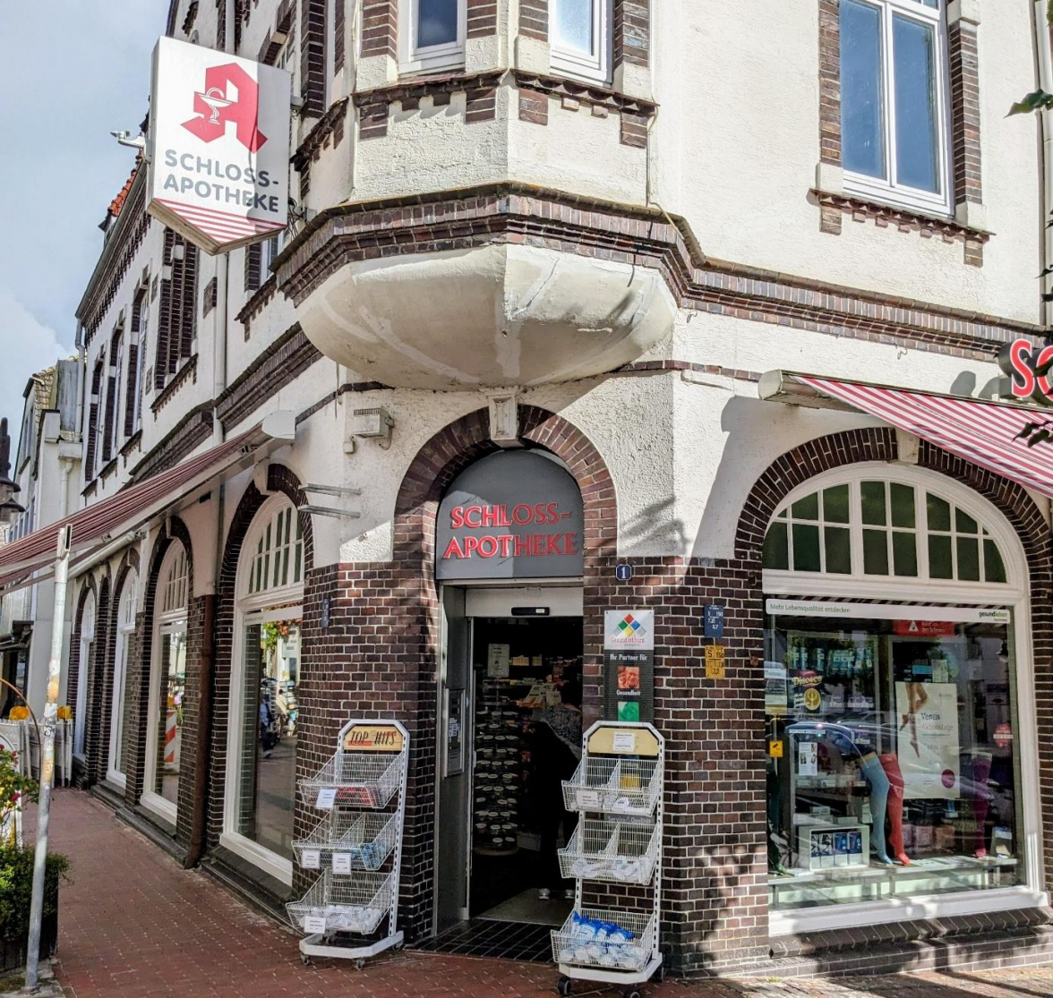 Seit ihrer Gründung vor 50 Jahren hat die Schloss-Apotheke ihr Domizil in dem markanten Eckhaus am Alten Markt 1. BILD: Walburg Dittrich