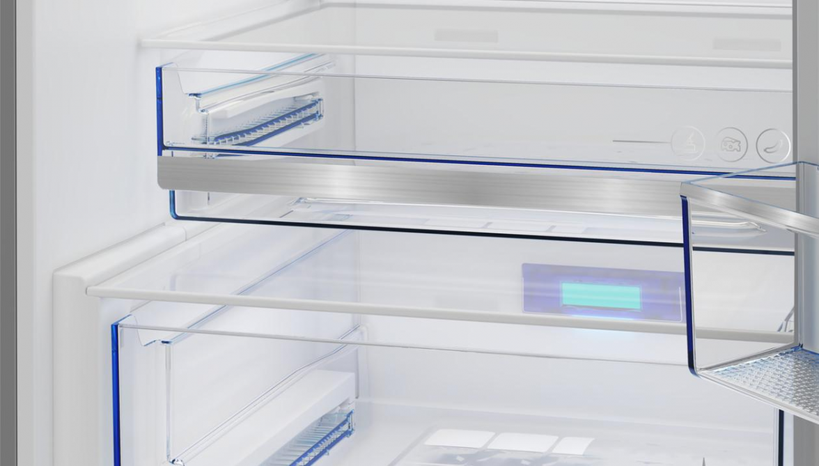 Punktet mit 270 Litern Gesamtnutzinhalt, einem besonders leisen Betrieb (29 Dezibel) sowie einer innovativen Drei-Farben-Lichttechnologie für eine verlängerte Frische und Konservierung des Vitamin-A-/C-Gehalts in Obst & Gemüse. BILD: AMK