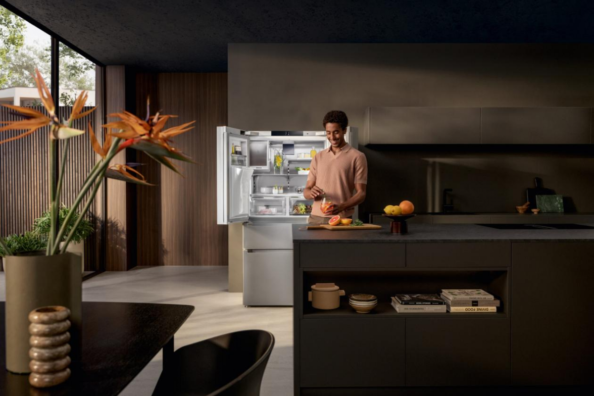 Dieser mehrfach preisgekrönte French Door bietet neben einem großzügigen Platzangebot u. a. modernste Frischetechnologien, dimmbares LED-Innenlicht und ein Center für jederzeit kühles Trinkwasser, Eiswürfel oder Crushed Ice. BILD: AMK