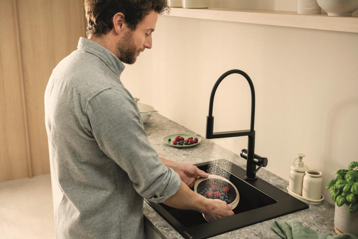 Die Filterund Mineralisierungsarmatur Aqittura erweitert die Möglichkeiten an der Küchenspüle. BILD: hansgrohe/Hansgrohe SE/akz-o