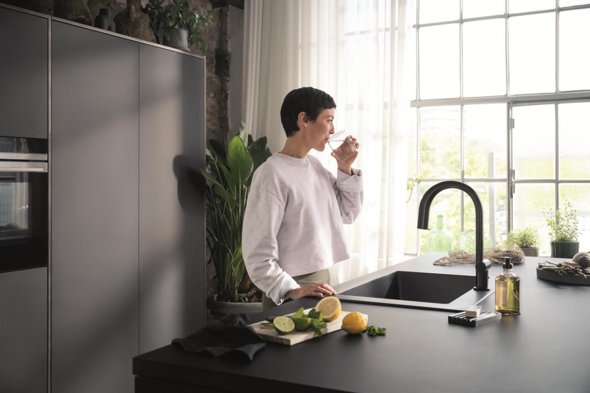 Die Filter- und Sprudelarmatur hansgrohe Aqittura M91 erleichtert den Alltag. Individuelle Filterkartuschen erlauben abgestimmte Mineralisierungsstufen. BILD: hansgrohe/Hansgrohe SE/akz-o